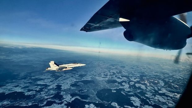 Nicușor Dan a ajuns în România cu avionul Spartan după ce a fost blocat la Paris. A fost escortat de 2 avioane F-18 în Elveția
