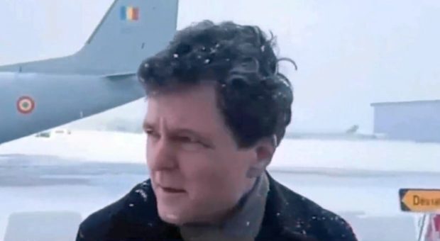 Nicușor Dan a plecat cu avionul Spartan spre România după ce a fost blocat 8 ore pe aeroportul din Paris din cauza ninsorii