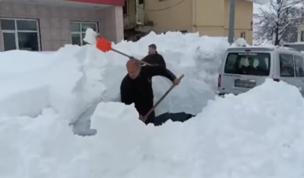 Cât de mare e zăpada în orașul din Turcia în care a nins non-stop două zile