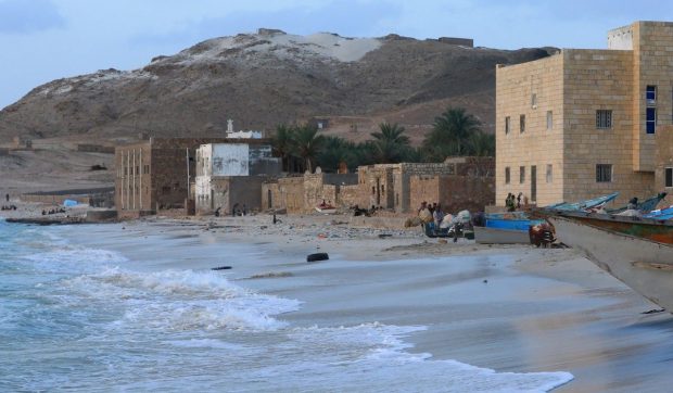O româncă, printre turiştii străini blocaţi pe o insulă pustie din Yemen: „Totul se bazează pe numerar. Vom dormi în aer liber”