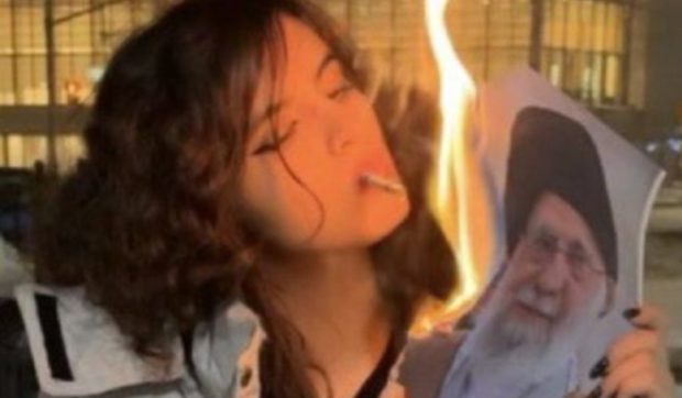 Cine este tânăra care arde portretul lui Ali Khamenei într-o imagine devenită simbol al revoltei iraniene