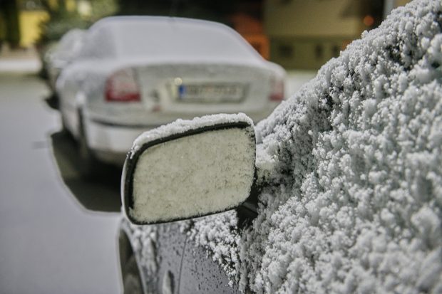 Șoferii sunt sfătuiți să pună șosete pe oglinzile mașinilor. Un expert explică de ce