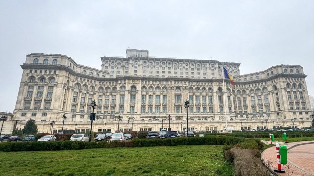 Sute de angajați din Parlament rămân fără apă câteva zile pentru lucrări la conducte vechi de 40 de ani
