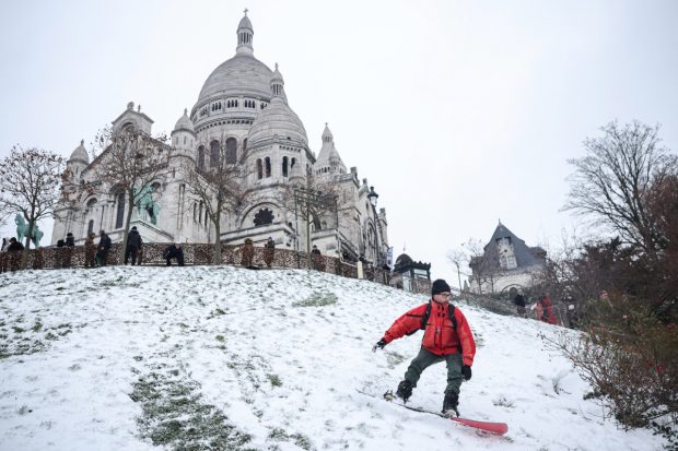 Schiorii au ocupat Montmartre în Paris, bătaie cu bulgări de zăpadă pe aeroport în Olanda | VIDEO