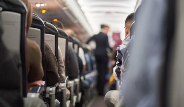 O companie aeriană a refuzat să-i dea înapoi banii pe un zbor anulat cu 3 luni înainte unui bărbat bolnav de cancer, aflat în comă 22 de zile