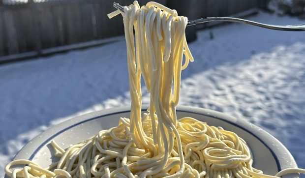 O farfurie cu paste a înghețat instantaneu pe o terasă, în Minneapolis, la minus 29 de grade Celsius: „Vreți să veniți să le încercați la cină?”