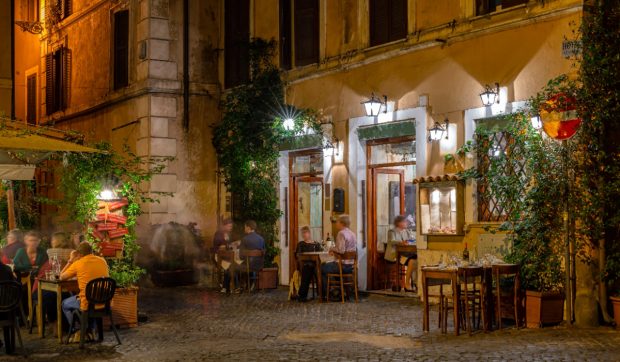 Patroana unui restaurant vegan a refuzat să încălzească un borcănel cu mâncare pentru un bebeluș deoarece conținea carne