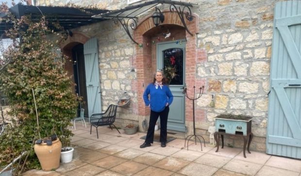 O pensionară a cumpărat și renovat o casă cu 375.000 de euro, după care a aflat că un autobuz îi va trece prin grădină