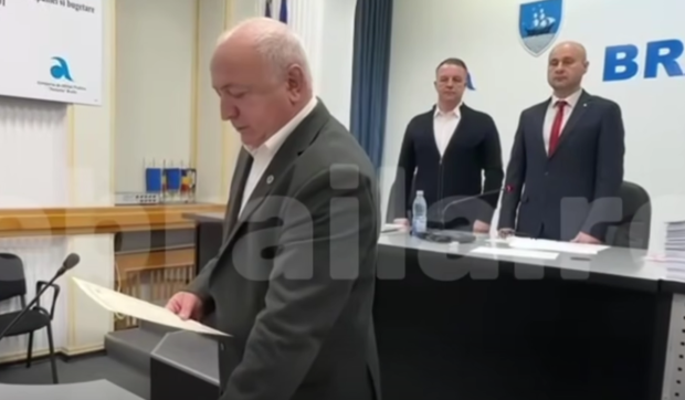 Un consilier local din Brăila nu a mai avut răbdare la depunerea jurământului și s-a facut de râs în direct. A mai fost consilier local și în 1998
