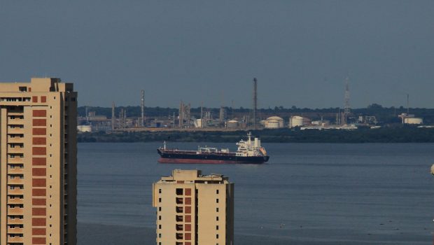 Administrația Trump îndeamnă companiile petroliere americane să investească masiv în Venezuela pentru a-şi recupera datoriile