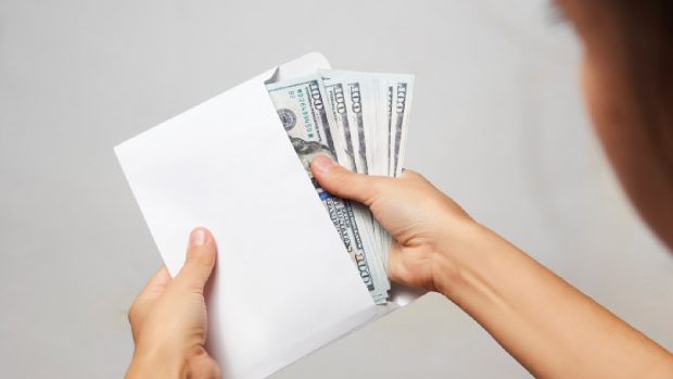 A cumpărat o geantă second-hand, iar în căptușeală a găsit un plic plin cu bani și un mesaj de răzbunare