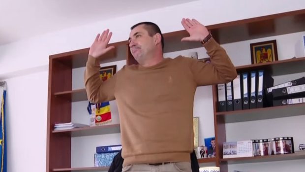 Primarul din Izvoarele, reținut după ce a trimis imagini indecente unei fete de 13 ani. S-a autosuspendat din PNL