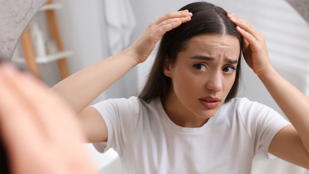 Ce probleme ale scalpului nu trebuie ignorate și cum pot fi prevenite. Mihaela Mihăescu, specializată în tricologie: „Scalpul este o extensie a pielii și reacționează rapid la dezechilibre interne”
