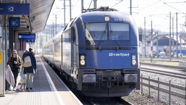 Un român a vrut să fure un tren de pasageri, dar n-a știut să pornească locomotiva, într-o gară din Austria