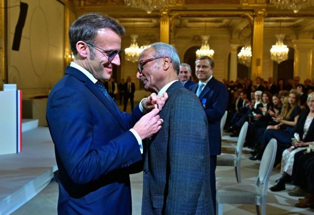 Ultimul vânzător ambulant de ziare din Paris, decorat de Emmanuel Macron: nu are cetățenie, deși e în Franța de 50 de ani