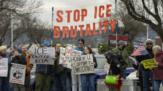 O introspecție în societatea americană. Temele care contează pentru cetățenii SUA: locurile de muncă, costul traiului, violența poliției, imigrația. Interviu cu Aurelian Mohan, politolog