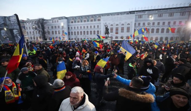 Protest în Piața Universității pentru abrogarea Legii Vexler. Se vând și căni cu imaginea lui Călin Georgescu