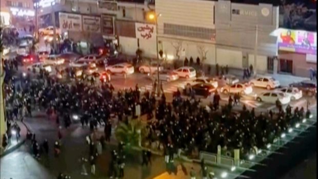 Protestele s-au extins în tot Iranul: milioane de oameni în stradă și peste 40 de manifestanți uciși. Ali Khamenei îi numește „vandali” și îl amenință pe Donald Trump