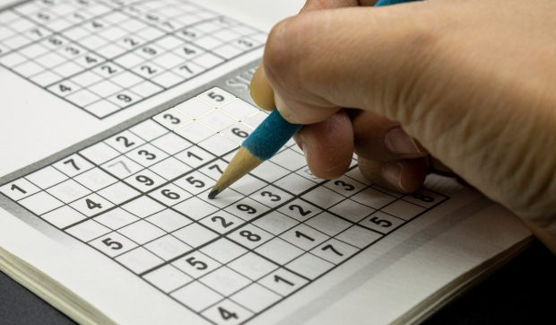 Dilemă medicală: un bărbat face crize de epilepsie de fiecare dată când rezolvă un puzzle sudoku