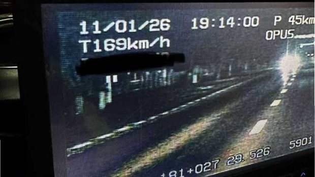 Tânăr șofer din Galați, amendat și lăsat fără permis după ce a circulat cu 169 km/h. A doua zi s-a urcat din nou la volan
