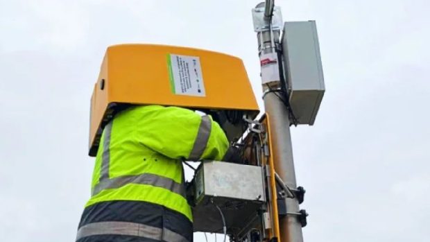 Oamenii s-au enervat și au distrus radarul care le dădea 8.000 de amenzi pe lună, la Varșovia: „L-au vandalizat a treia oară. Nu ne lăsăm, îl reparăm și îl reinstalăm!”