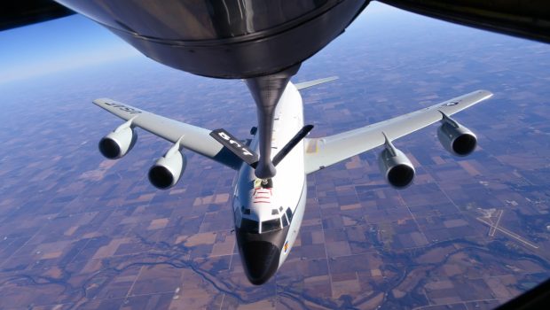 Avertisment pentru Iran? Un avion american de detectare radioactivă a aterizat în Marea Britanie, în timp ce Moscova este pregătită să-și evacueze inginerii nucleari