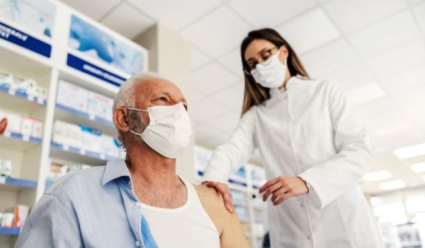 Număr record de vaccinări antigripale în farmacii. Cum să te vaccinezi direct în farmacie