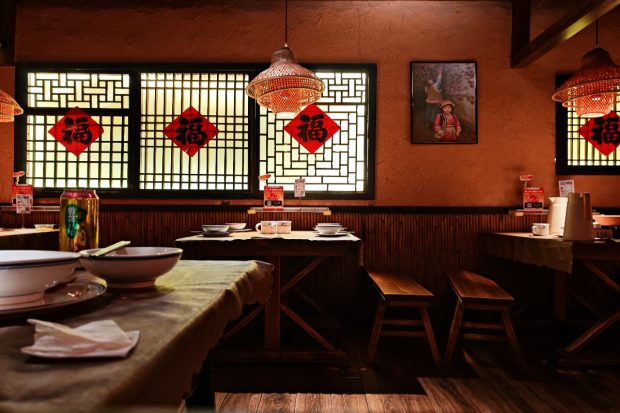 Doi influenceri au vrut să plătească „cu postări pe Instagram” ce au mâncat într-un restaurant chinezesc. Cum a reacționat patronul |VIDEO