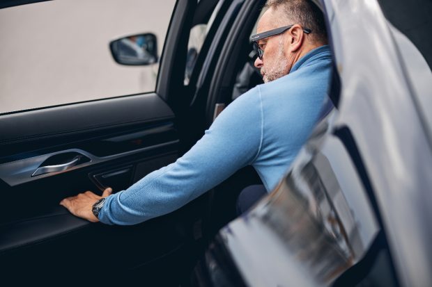 Un șofer a închiriat trei mașini cu care a pretins că face ridesharing, pe care apoi le-a vândut