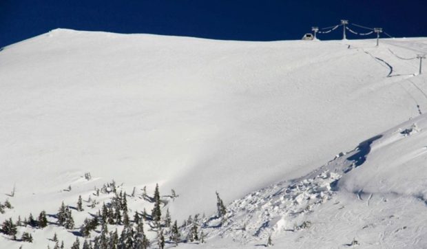 Pericol ridicat de avalanşă în Masivul Vâlcan: s-au format cornişe de zăpadă de peste 2,5 metri. Avertisment pentru turişti