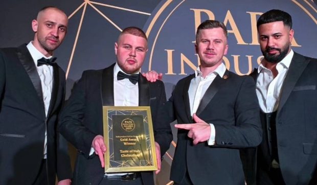 Un român de 22 de ani a plecat în Anglia ca spălător de vase, a ajuns chef pizzar și a fost premiat la PAPA Awards: „Am știut de la început ce îmi doresc”