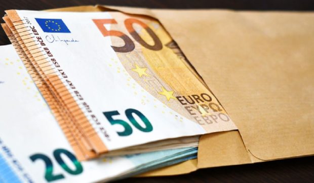 Doi români au filmat pe ascuns un profesor pensionar și i-au cerut 150.000 de euro, în Italia. Unul e arestat, celălalt a dispărut