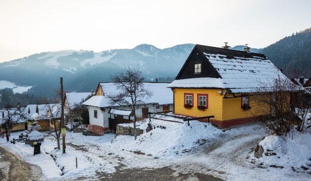Oamenii dintr-un sat din Carpați s-au săturat de turiștii care „li se uită neinvitați în bucătării” și vor să fie scoși din Patrimoniul Mondial UNESCO