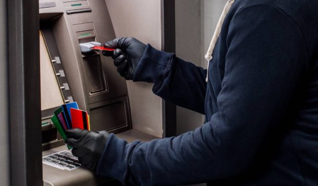 Un român care a furat peste 500.000 de dolari din bancomate în SUA a fugit în Italia, unde a fost prins chiar în fața casei
