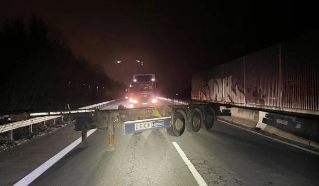 Un șofer de 64 de ani a fost la câteva secunde de moarte după ce un TIR a blocat intenționat toate benzile unei autostrăzi din Germania 