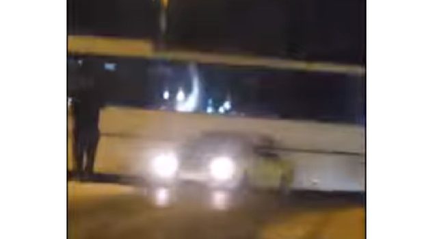 Șofer filmat făcând drifturi pe aleea care duce la Sala Sporturilor din Ploiești | VIDEO