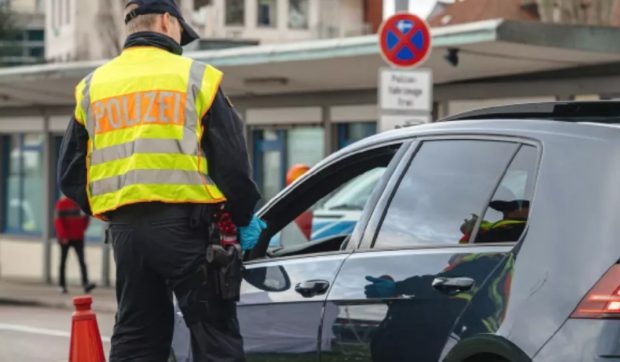 Tânăr fără permis de conducere, prins de polițiști în timp ce ducea nouă copii la școală