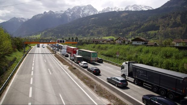 Un șofer român s-a ascuns în toaleta benzinăriei, când a văzut polițiștii lângă camioneta lui, oprită pe o autostradă din Austria