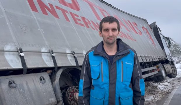 Un șofer român de TIR a rămas fără roți la camion și fără motorină, după ce a mers la Poliție să anunțe un accident