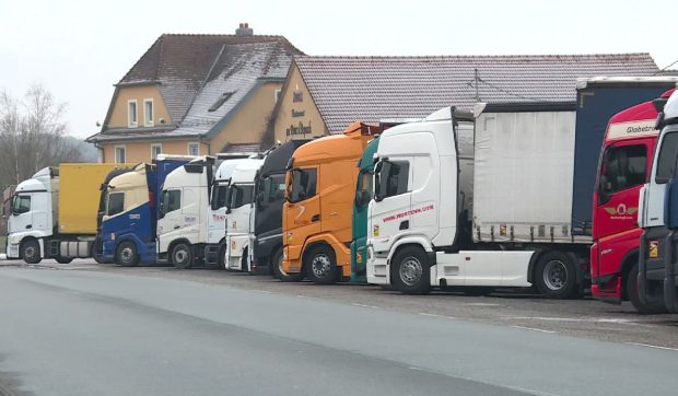 Șofer român de TIR, blocat într-o parcare din Franța, alături de zeci de colegi: „După o bere, vorbim cu toții aceeași limbă”
