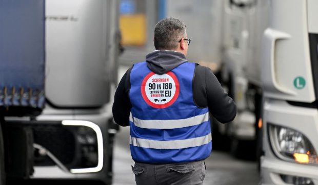 Șoferii de TIR care blochează de trei zile vămile UE din cauza regulii 90/180 ar putea primi o viză specială pentru Schengen