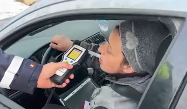 O șoferiță a urcat beată la volan pentru că i-a murit porcul și a ars casa mătușii, în Suceava