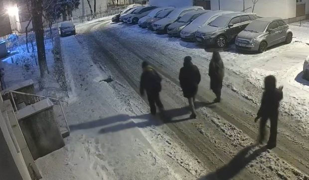 Patru tineri din Botoșani sunt căutați după ce au văzut un bărbat cum moare și au trecut nepăsători pe lângă el