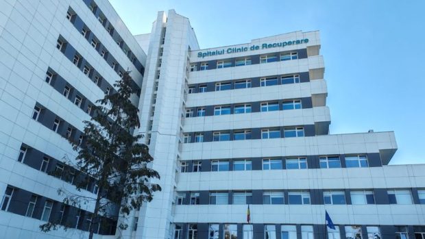 Infirmiera din Iași dată afară după ce o pacientă fără picior a fost lăsată să țopăie până la etaj, trebuie reangajată. Cum a motivat judecătorul decizia
