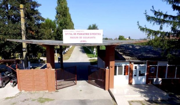 Un deținut internat la un spital de psihiatrie din Timiș a evadat furând mașina unui angajat