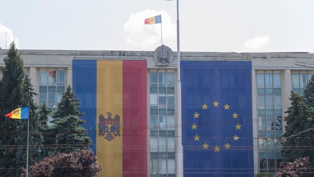 Examenul la română devine obligatoriu pentru rușii care vor cetățenia Republicii Moldova cu gândul la România și UE: „Programul se închide!”