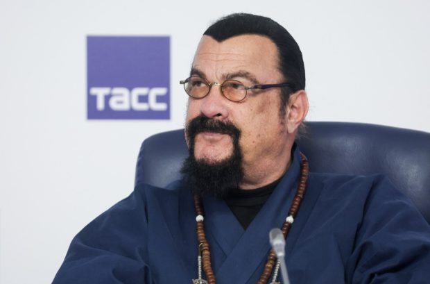 Imagine Stire Steven Seagal își vinde vila de lux de lângă Moscova. Cum arată conacul, care în 2016 avea o valoare de 1,3 milioane dolari | 2review.ro