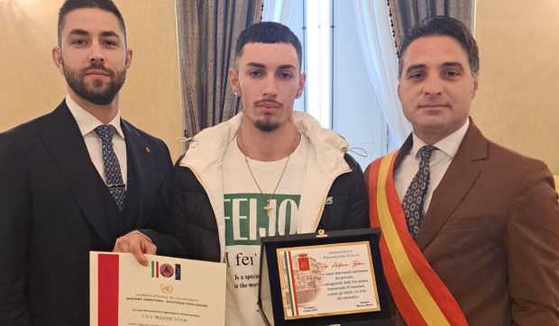 Un român de doar 18 ani a salvat în ultima clipă un bătrân dintr-un apartament în flăcări și a devenit erou în Italia