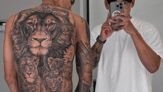 Fotbalistul cu cel mai extravagant tatuaj din lume. L-a bătut pe Adrian Mutu. „Lucrez la desen de 6 luni”
