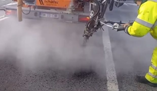 Angajații de la Drumuri și Poduri din Cluj au găsit soluția perfectă pentru gropile de pe șosele. Funcționează chiar și la -12 grade Celsius